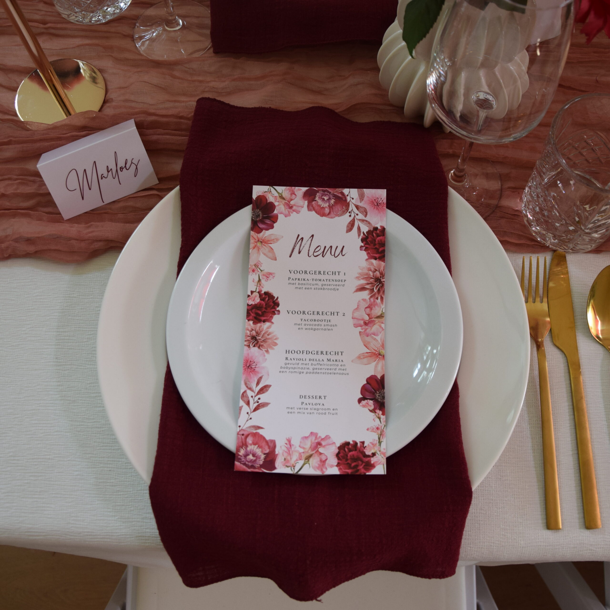 21-Diner in beeld bordeaux en roze